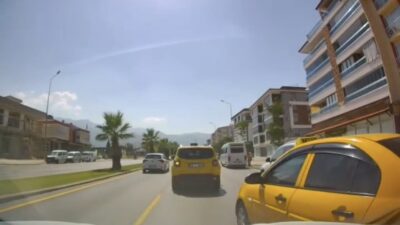 Denizli’nin Merkezefendi ilçesinde, önündeki aracın hız kesmesi üzerine dikkafsizca şerit