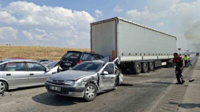 Afyonkarahisar’da çıkan anız yangınının sebep olduğu yoğun duman, trafik kazasına