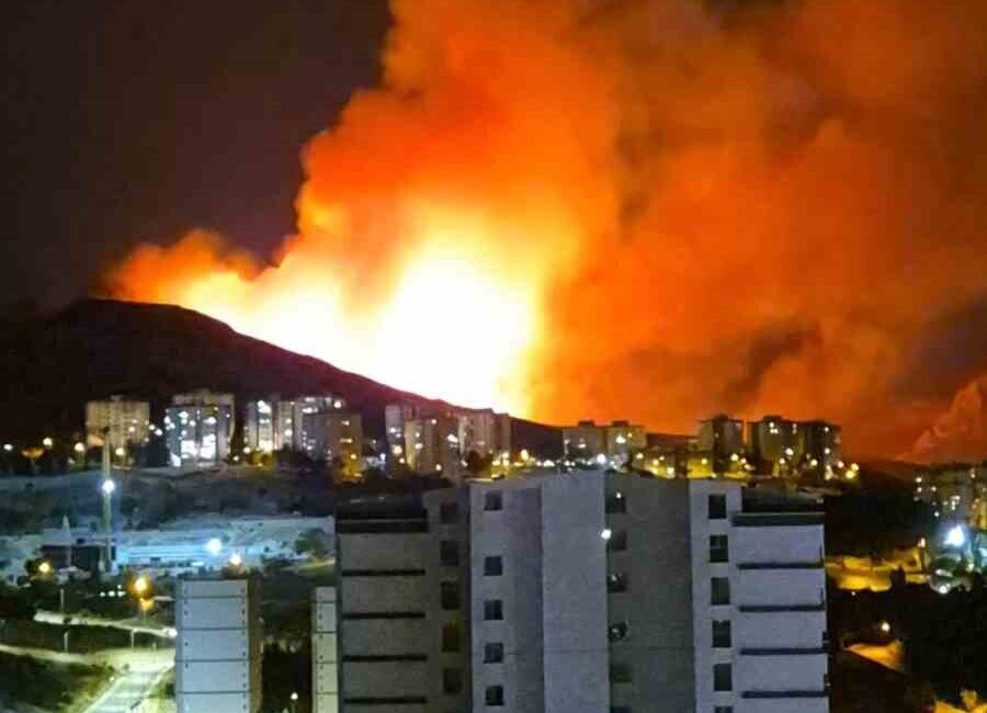 Ankara’nın Mamak ilçesindeki ormanlık alanda meydana gelen yangına itfaiye ekipleri