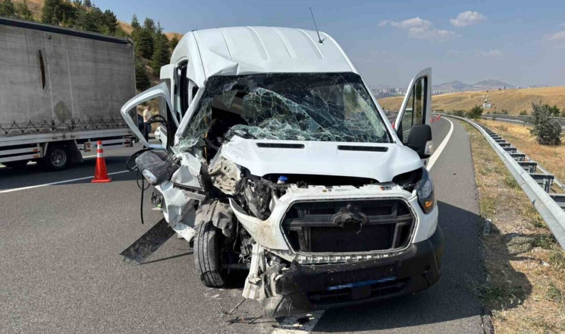 Ankara’da meydana gelen kaza, bir servis aracının tıra arkadan çarpması