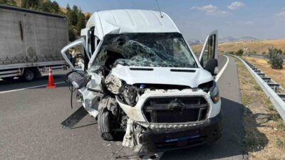 Ankara’da meydana gelen kaza, bir servis aracının tıra arkadan çarpması