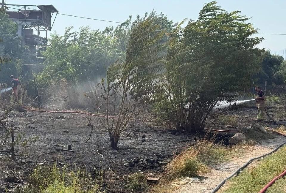 Antakya ilçesindeki bir bahçe alanında çıkan yangın, itfaiye ekiplerinin zamanında