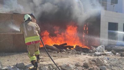 Hatay’ın Antakya ilçesinde bir inşaat malzemeleri ve kulübede çıkan yangın,