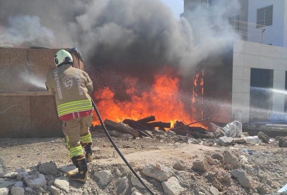 Hatay’ın Antakya ilçesinde bir inşaat malzemeleri ve kulübede çıkan yangın,