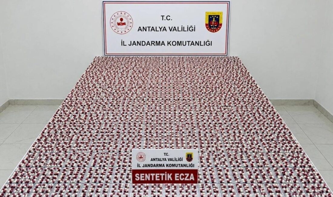 Antalya’nın Kepez ilçesinde bir adrese yapılan operasyonda 15.184 adet uyuşturucu
