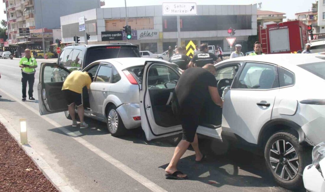 Serik ilçesinde meydana gelen zincirleme trafik kazasında 5 aracın karıştığı