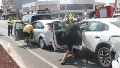 Serik ilçesinde meydana gelen zincirleme trafik kazasında 5 aracın karıştığı