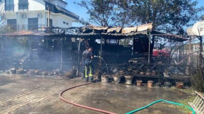 Serik ilçesinde meydana gelen yangın, çevredeki villalara ve otel lojmanına