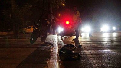 Antalya’da bir yayaya motosiklet çarptı, sonucunda yaya ağır yaralandı ve