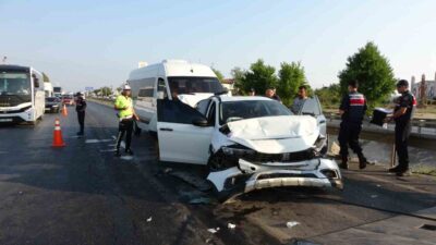 Manavgat, Antalya ilçesinde meydana gelen zincirleme trafik kazasında, turistler de
