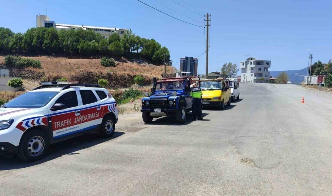 Antalya’da Jandarma ekipleri, safari araçlarına yönelik denetim gerçekleştirdi. Antalya İl