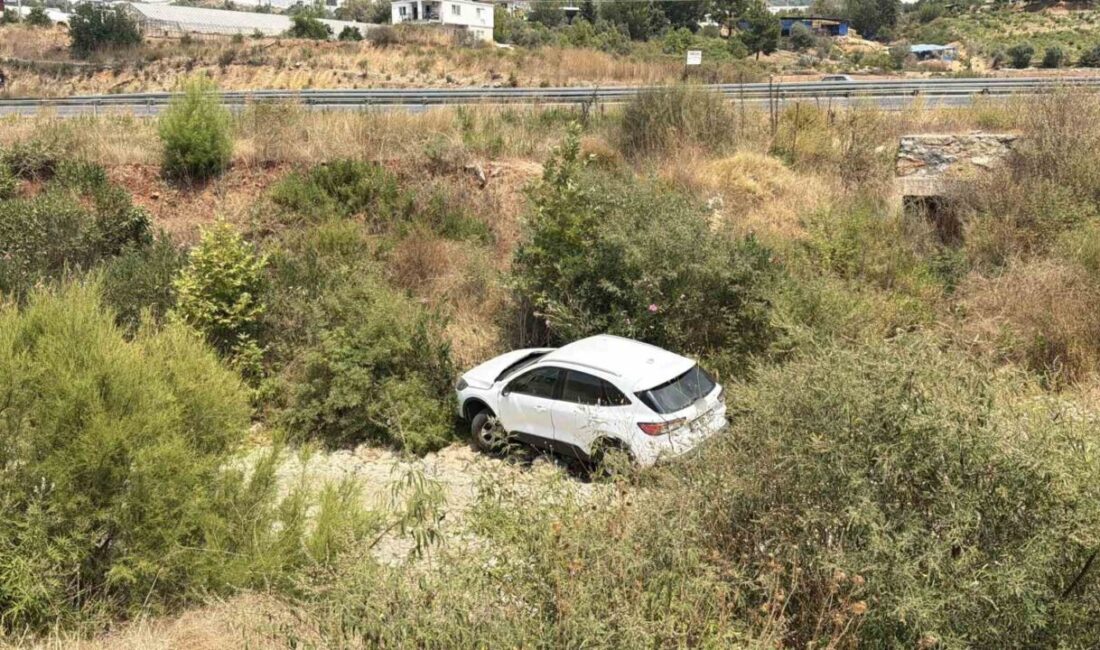 Antalya’nın Gazipaşa ilçesinde bir otomobil, kontrolünü kaybederek dereye uçtu ve