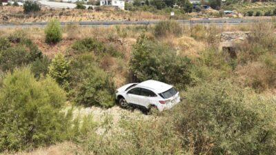 Antalya’nın Gazipaşa ilçesinde bir otomobil, kontrolünü kaybederek dereye uçtu ve