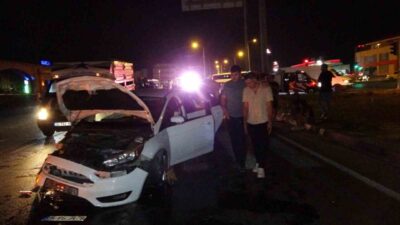 Manavgat ilçesindeki trafik kazasında iki otomobil çarpıştı ve 2 kişi