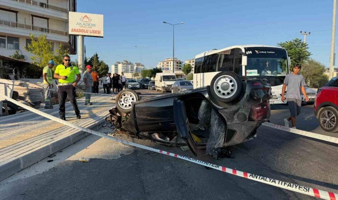 Serik ilçesinde meydana gelen trafik kazasında bir otomobilin refüjdeki ağaca