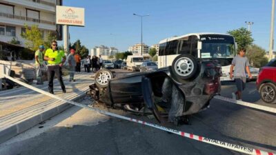 Serik ilçesinde meydana gelen trafik kazasında bir otomobilin refüjdeki ağaca