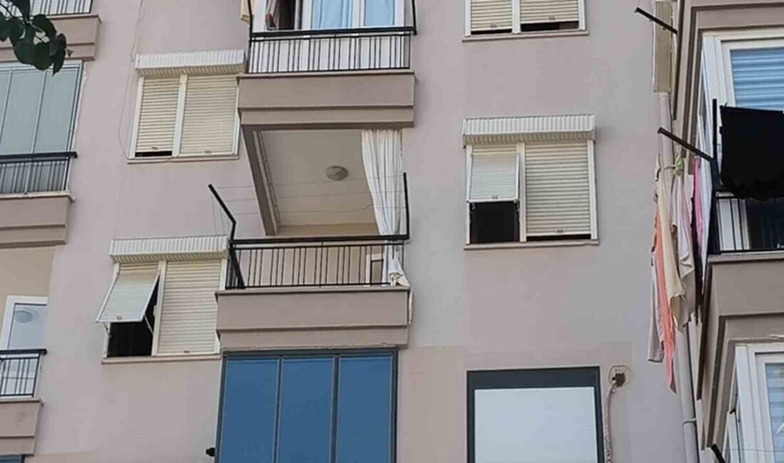 Antalya’nın Muratpaşa ilçesinde, aynı evde yaşayan yaşlı bir kadın ile