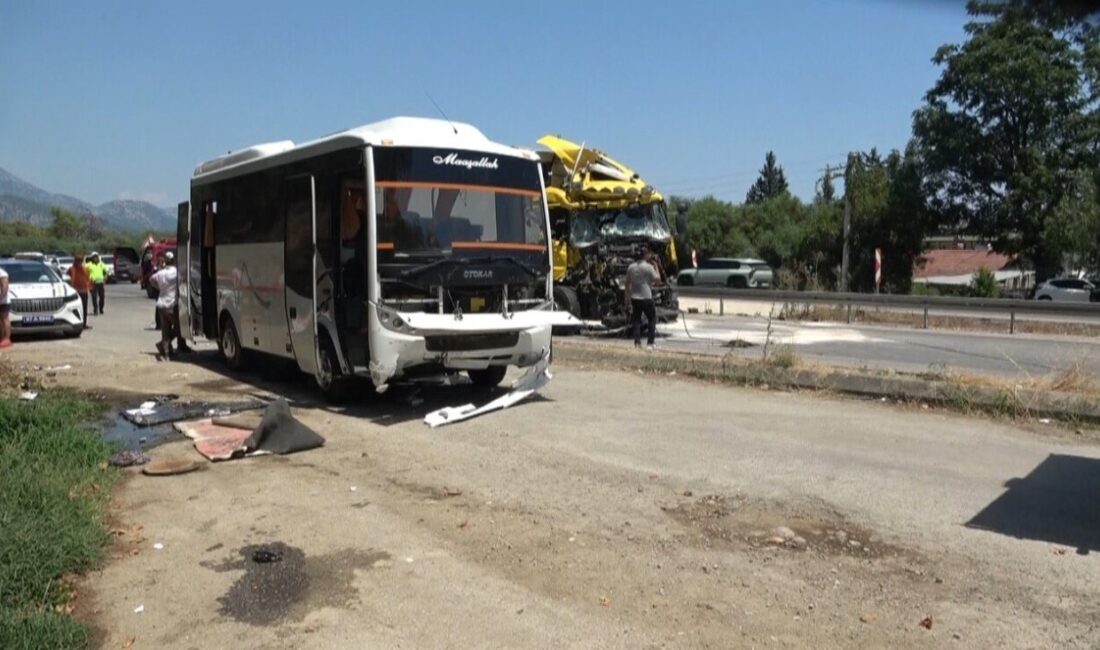 Kemer ilçesinde meydana gelen trafik kazasında, yolcu indirmek için duran