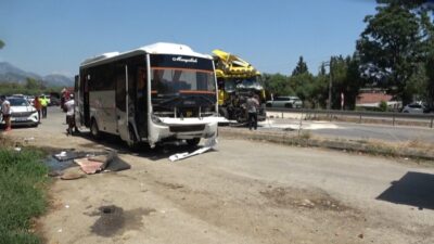 Kemer ilçesinde meydana gelen trafik kazasında, yolcu indirmek için duran