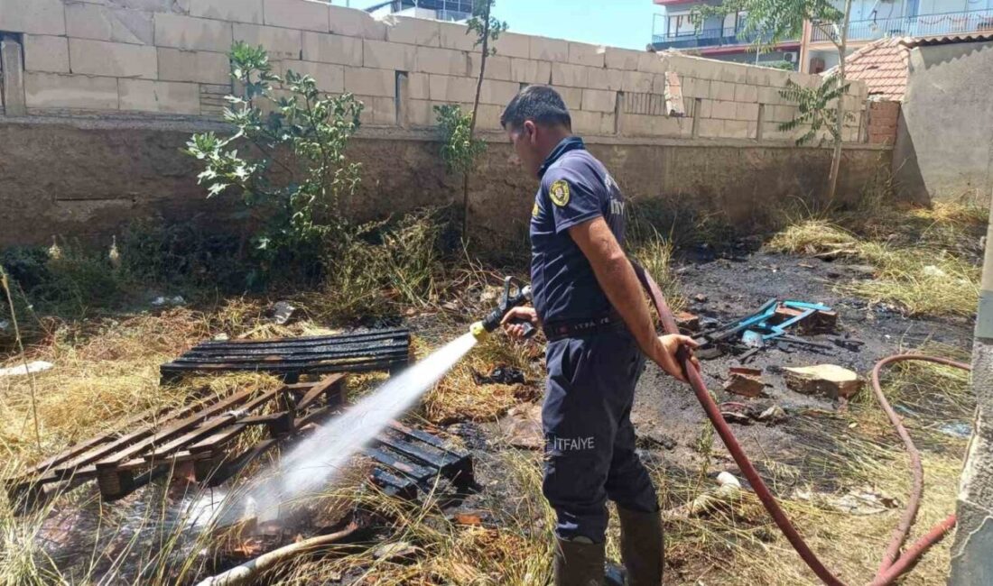 Aydın’ın Efeler ilçesinde bir apartmanın arka bahçesinde çıkan yangın, itfaiye