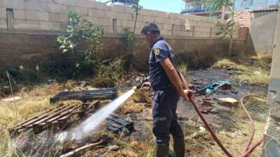Aydın’ın Efeler ilçesinde bir apartmanın arka bahçesinde çıkan yangın, itfaiye