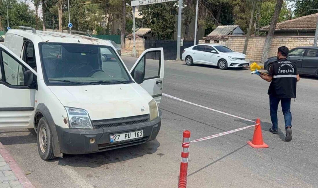 Gaziantep’te jandarma karakolu önünde parkedilen araçta bulunan bir kişi, husumetlisinin