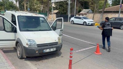 Gaziantep’te jandarma karakolu önünde parkedilen araçta bulunan bir kişi, husumetlisinin