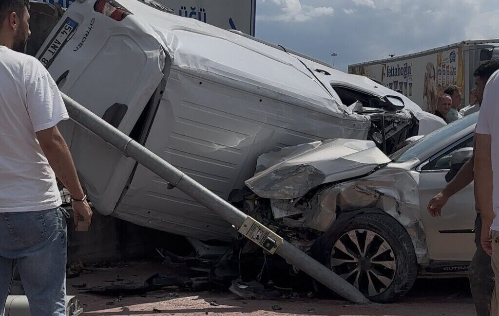 Sakarya ilinde yaşanan zincirleme kazada kamyonet, SUV tipi araç ve
