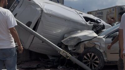 Sakarya ilinde yaşanan zincirleme kazada kamyonet, SUV tipi araç ve