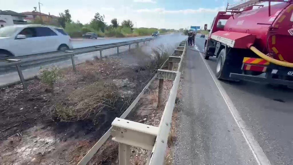 Manavgat ilçesinde, seyir halindeki bir araçtan atılan izmaritin neden olduğu