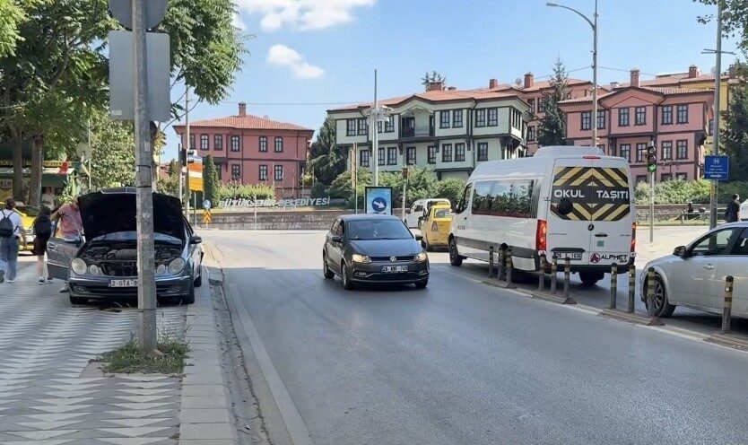 Eskişehir’de, Akarbaşı Mahallesi’nde yabancı plakalı bir otomobilden sızan motor yağı