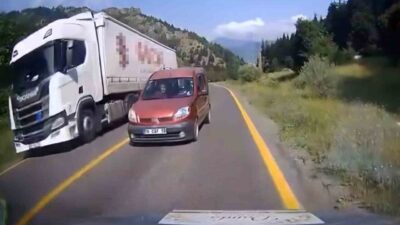 Artvin’de, Ardahan-Şavşat karayolunda meydana gelen hatalı sollama anı araç kamerası