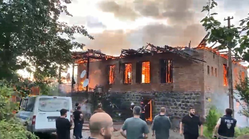 Artvin’in Arhavi ilçesinde, Yukarı Hacılar Mahallesi’nde yer alan 2 katlı