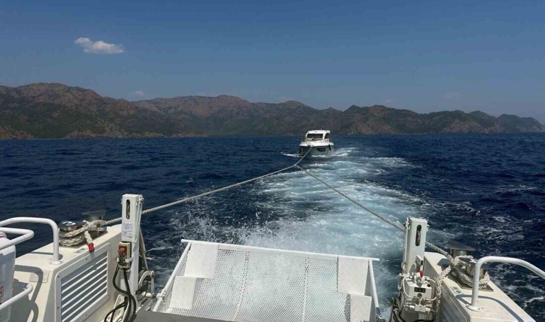 Marmaris kıyılarında bulunan bir motor yat, içinde 7 kişinin bulunduğu