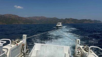 Marmaris kıyılarında bulunan bir motor yat, içinde 7 kişinin bulunduğu