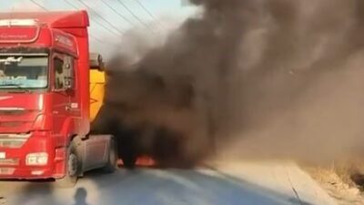 Arnavutköy ilçesinde seyir halinde olan bir hafriyat kamyonunun dorse kısmı