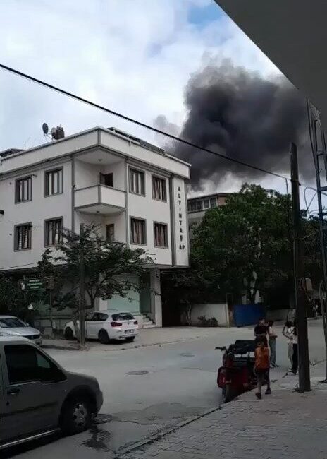 Arnavutköy ilçesinde bir apartmanın çatısında tadilat çalışması sırasında tüpün patlaması