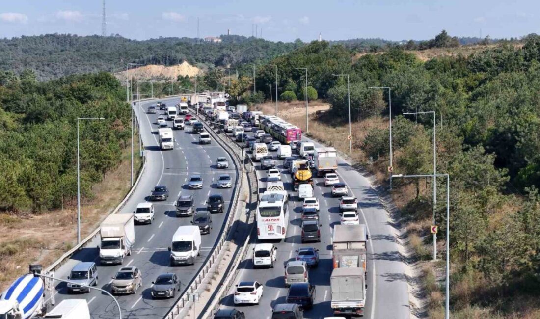 İstanbul Büyükşehir Belediyesi (İBB) ekipleri tarafından Arnavutköy-Sultangazi çevre yolunda yapılan