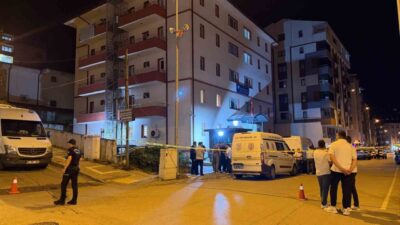 Trabzon’un Arsin ilçesinde bulunan Emniyet Müdürlüğü binasının yanında park halindeki