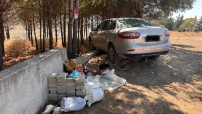 Arsuz ilçesinde meydana gelen trafik kazasında bir otomobilin ağaca çarpması