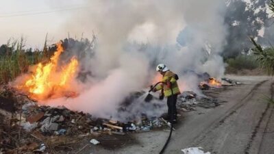 Arsuz ilçesindeki çöplük alanda başlayan yangın, yerel itfaiye ekiplerinin zamanında
