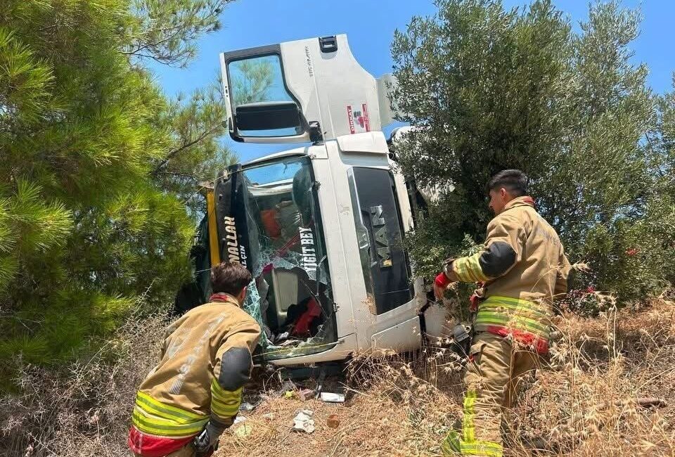 Hatay’ın Arsuz ilçesinde meydana gelen bir trafik kazasında, bir kamyon