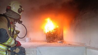 Hatay’ın Arsuz ilçesinde, Karahüseyinli Mahallesi’nde bulunan güneş enerjisi sistemlerinin akülerinde