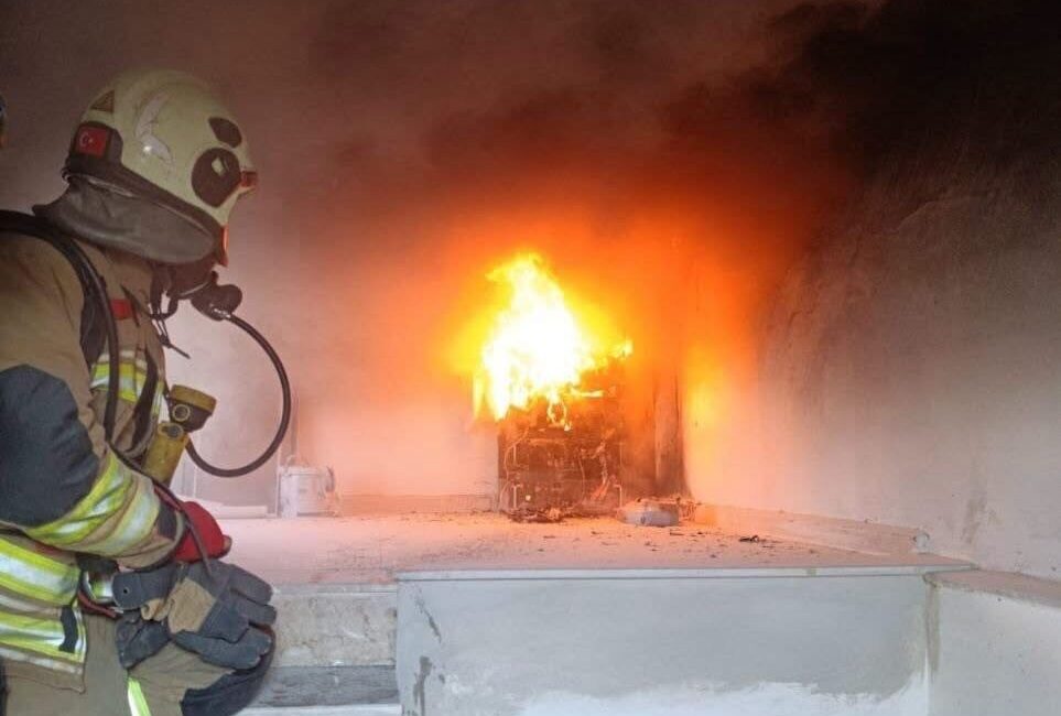 Hatay’ın Arsuz ilçesinde, Karahüseyinli Mahallesi’nde bulunan güneş enerjisi sistemlerinin akülerinde