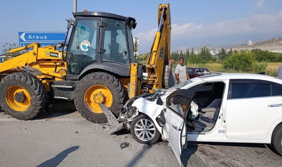 Hatay’ın Arsuz ilçesinde meydana gelen trafik kazasında, Arsuz Belediyesi’ne ait