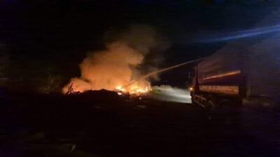Hatay’ın Arsuz ilçesindeki bir otluk ve çöplük alanda çıkan yangın,