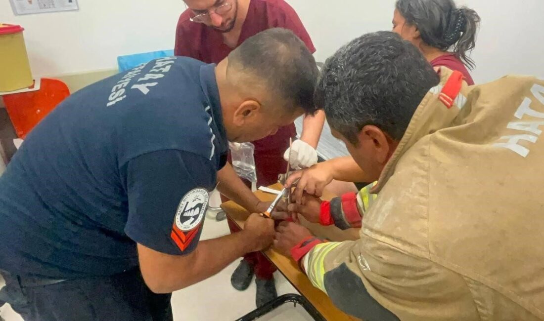 Hatay’ın Arsuz ilçesinde bir kadının parmağı, blendere sıkışarak yaralandı. Olayın