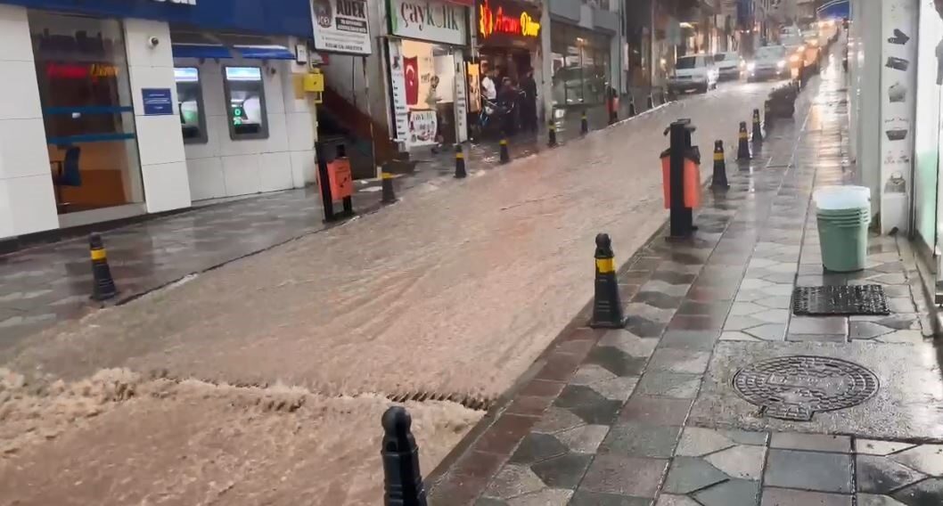 Artvin’de meydana gelen şiddetli yağışlar, heyelanlara ve su baskınlarına sebep