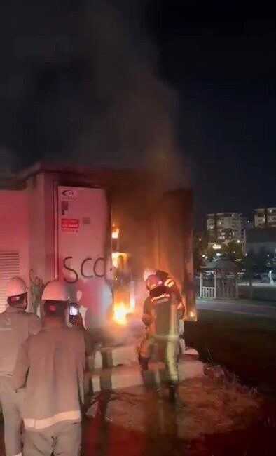Diyarbakır’ın Kayapınar ilçesindeki bir elektrik trafosu, aşırı yüklenmeden kaynaklanan alevlerle
