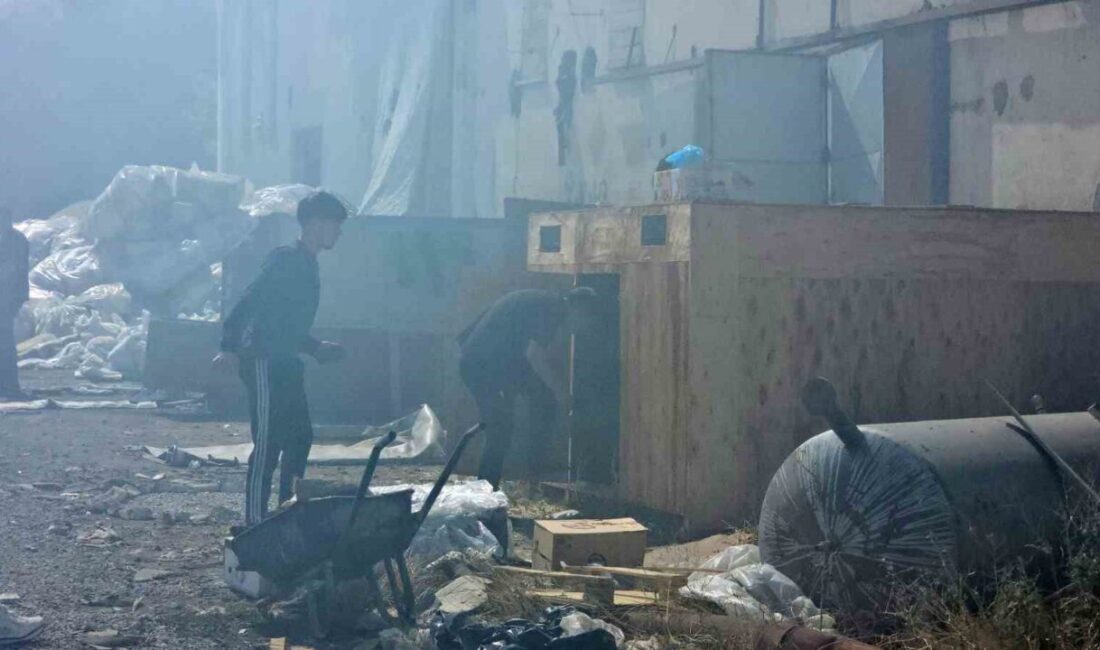 Melikgazi ilçesinde bulunan boş arazide çıkan atık madde yangını, itfaiye